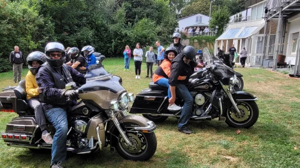 Da werden auch harte Biker weich - mit den Kindern auf dem Sozius geht es deutlich langsamer los. Die Rundfahrt startet am Kinderheim in Stapelage. - &copy; Astrid Sewing