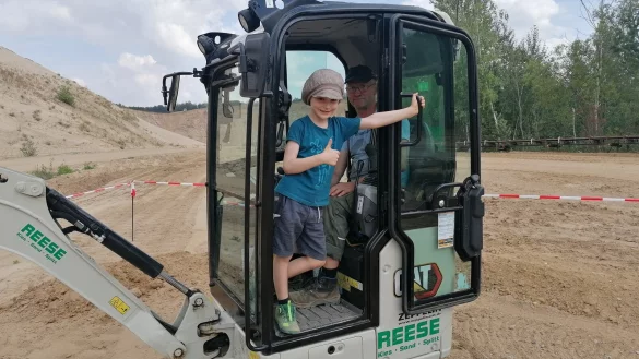 Einmal Bagger fahren: Werksmitarbeiter Viktor zeigt diesem Jungen, wie es geht. - &copy; Christian H&ouml;ppner