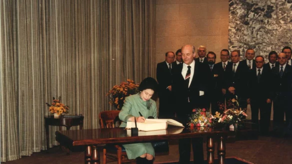 Auch in Lemgo trug sich die Queen ins Goldene Buch der Stadt ein. Rechts neben ihr der damalige Bürgermeister Reinhard Wilmbusse (1932-2014). Der einzige noch lebende Zeitzeuge, der auf dieser Aufnahme zu sehen ist, ist Karl-Heinz Richter (Bildmitte hinten, mit Bart). - © Stadtarchiv Lemgo