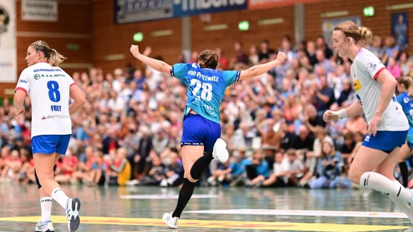 Jubelnd dreht die Buxtehuderin Teresa von Prittwitz ab. Die Blombergerinnen Lisa Frey (links) und Marie Michalczik konnten den nächsten Treffer nicht verhindern. - © Felix Schlikis