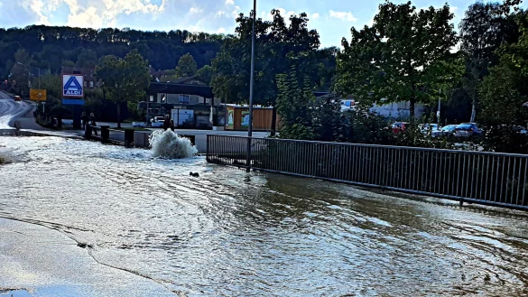 Das Wasser schie&szlig;t aus dem Boden, die gesamte Stra&szlig;e ist gro&szlig;fl&auml;chig &uuml;berschwemmt. - &copy; Polizei Lippe