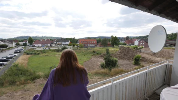 Mieterin D&ouml;nd&uuml; Kuz blickt von ihrem Balkon auf den Bauplatz des Fachmarktzentrums an der Kampstra&szlig;e. Auch das Mietshaus, in dem sie gemeinsam mit ihren Eltern und einer Nachbarin noch wohnt, soll f&uuml;r das Projekt abgerissen werden. - &copy; Jost Wolf