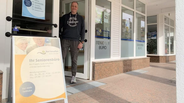 Seniorenlotse Ralf Gronemeier steht am Eingang des Seniorenbüros, sein Anspruch ist, dass alle Senior*innen, Menschen mit Behinderung sowie deren Angehörige in Bad Salzuflen von den Beratungen profitieren sollen - © Stadt Bad Salzuflen