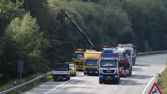 Der verungl&uuml;ckte Lkw auf der A 2 bei Porta wird geborgen. W&auml;hrend die Autobahn in Richtung Hannover gesperrt ist, herrschen auf den Ausweichstrecken &uuml;ber Land teils chaotische Zust&auml;nde - etwa auf der B 238 in Kalletal. - &copy; Malina Reckordt