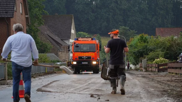 Schlamm auf der Alten Dorfstra&szlig;e in Schwelentrup besch&auml;ftigt im August Feuerwehr, Anwohner und die Gemeinde. Diese hat Risiken analysieren und Vorschl&auml;ge f&uuml;r Gegenma&szlig;nahmen erarbeiten lassen. - &copy; FreitagTV/Stock