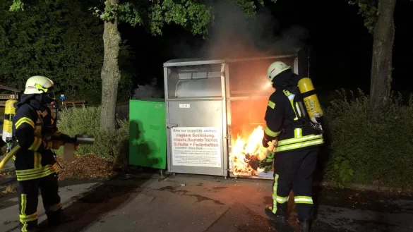 Die Feuerwehr hat einen Altkleidercontainer gelöscht. - © Polizei Lippe