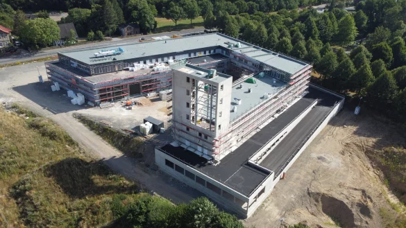 Die neue Hauptfeuerwache an der Lockhauser Stra&szlig;e nimmt deutlich Formen an. Gut zu erkennen ist bereits der Schlauchturm (im Vordergrund). - &copy; Feuerwehr Bad Salzuflen