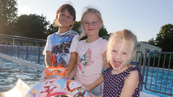 Amelia (7, von links), Lara (6) und Anna (4) sind in diesem Sommer mit ihren Eltern sehr oft im Freibad in Schieder gewesen. "Wir haben hier immer viel Spa&szlig;" erz&auml;hlen die M&auml;dchen. Lara hat au&szlig;erdem den Schwimmkursus besucht und ist jetzt stolze Tr&auml;gerin des Seepferdchen-Abzeichens. - &copy; Michaela Wei&szlig;e