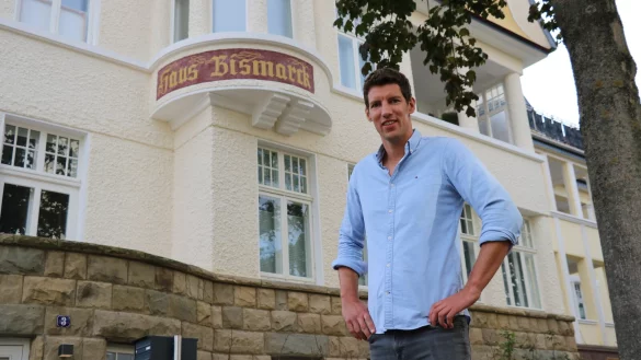 Constantin von Laer steht vor dem "Haus Bismarck". - &copy; Alexandra Schaller