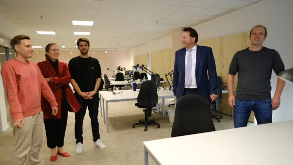 Stellen die neuen Coworking-Räume am Hornschen Tor vor: (von links) Thomas Brockmann, Ulrike Levri, Leiterin des Projekts „Zukunft Innenstadt“, Roland Heuger, Bürgermeister Frank Hilker und Marc Rosenstock. - © Sven Koch