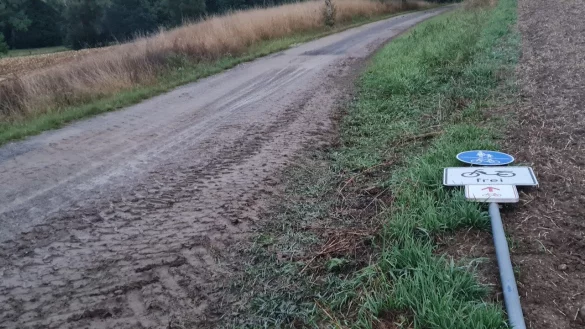 Die alte Bahntrasse ist laut Schild ausschließlich Fußgängern, Radfahrern und Mofafahrern vorbehalten. Die extra breiten Transportfahrzeuge für das Häkselgut sind hier nicht eingeplant. - © Marianne Schwarzer