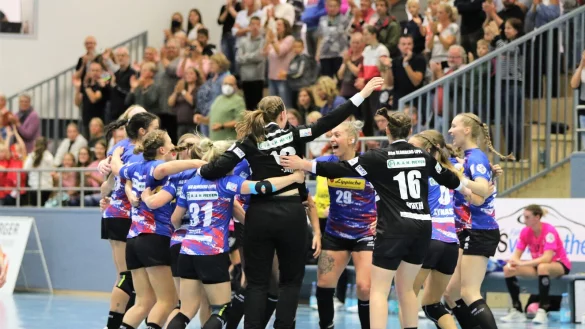 Vor der neuen Trib&uuml;ne wird gefeiert: Die HSG Blomberg-Lippe besiegt die TuS Metzingen mit 29:27. - &copy; Oliver K&ouml;nig