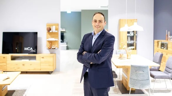 Marco Tölle ist neben Benjamin Dobrott einer der beiden Geschäftsführer der MCA-Furniture GmbH in Schieder. Das Unternehmen ist eine Möbelvertriebsgesellschaft und importiert Möbel aus Osteuropa und Südostasien. - © THOMAS HENNEBOEHLE 2020