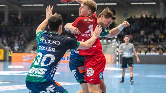 TBV-Spielmacher Lukas Hutecek im Clinch mit David Schmidt und Axel Goller. Foto: Eibner/Michael Schmidt - &copy; Eibner-Pressefoto Info: 0172 837 4655