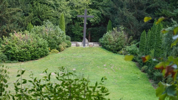 Idyllisch gelegen - der Ehrenhain in Schieder. - &copy; Michaela Wei&szlig;e