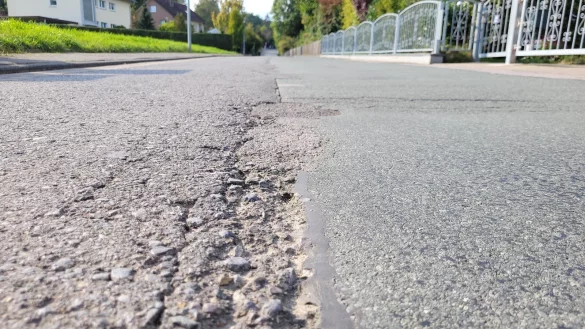 Die Eschenbredestra&szlig;e ist mehrfach ausgebessert worden, die schlimmsten Schlagl&ouml;cher sind beseitigt. Im Stra&szlig;enausbauprogramm steht sie in dem Teilbereich mit einer Punktzahl von 39 - es gibt andernorts Stra&szlig;en in deutlich schlechterem Zustand. - &copy; Astrid Sewing