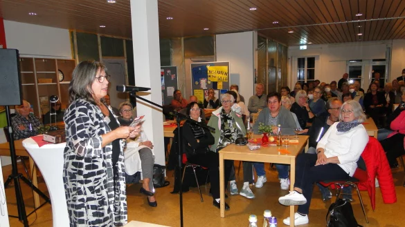 Petra Junghans (links) stellt vor großem Publikum im „AWO-KastanienHaus am Wall“ Projekte vor, die Senioren-Begegnungsstätte mit dem direkt benachbarten Jugendzentrum in Kontakt zu bringen und gemeinsame Aktionen zu initiieren. - © Hajo Gärtner