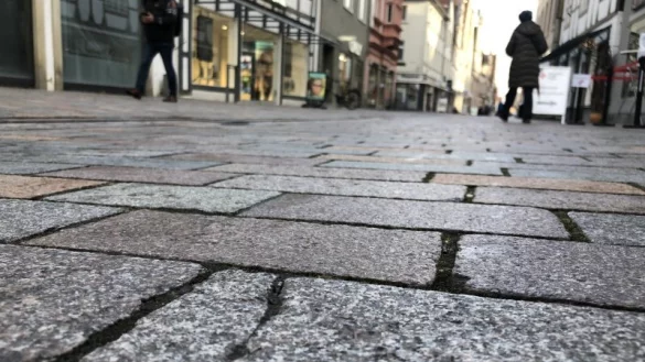 Teilweise sind die Steine, wie hier, gebrochen, teils platzen auch die Kanten ab. Liegt es an der Beanspruchung oder handelt es sich um einen Baumangel? Das soll ein Gutachter beurteilen. - &copy; Till Brand