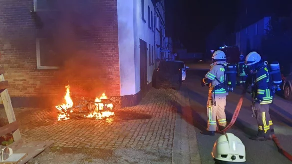 In der Neuen Stra&szlig;e in Alverdissen brennt in der Nacht zum Freitag ein Motorrad. - &copy; Feuerwehr Barntrup