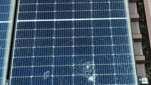 Unbekannte haben gestohlene Baulampen auf das Dach des Freibades geworfen. Dabei wurde eine Solarplatte beschädigt. Der Sachschaden beträgt etwa 500 Euro. - © Freibad Schieder