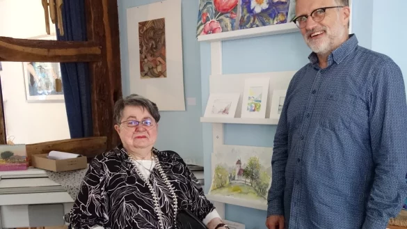 Vorstand Norbert Koch mit der Malerin Veronika Kasten in der Ausstellung. - &copy; Hans Ludwig