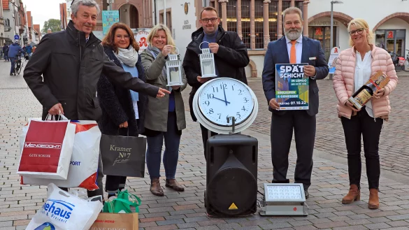 Wolfgang J&auml;ger (Gesch&auml;ftsf&uuml;hrer Lemgo Marketing), Bettina Mesch (Inhaberin Kramer No.7), Nicole J&auml;ger (Lemgo Marketing), Marcus Duda (Lippische Landesbrandversicherung AG), Ralf Fuhrmann (Sparkasse Lemgo) und Stephanie Brune (Brauerei Strate; von links) laden ein. - &copy; Lemgo Marketing