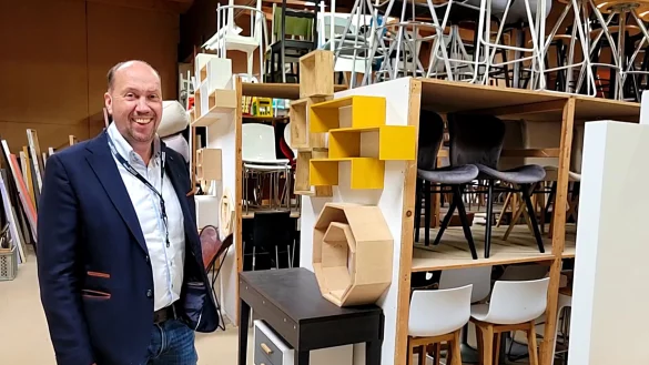 Kai Vogels&auml;nger hat weite Wege, wenn er seinen Fundus kontrolliert. In den gro&szlig;en Hallen lagern tausende Dekoartikel, die f&uuml;r Werbeaufnahmen gebraucht werden k&ouml;nnten. - &copy; Astrid Sewing