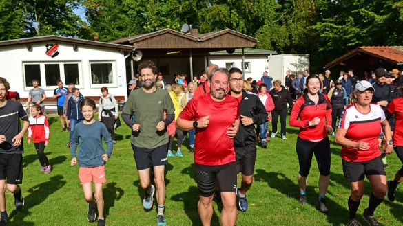 Beim Start des Lemgoer "Treeathlon". - © Nicole Ellerbrake