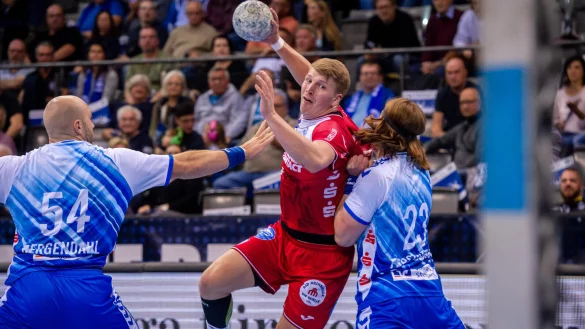 Lemgos Spielmacher Lukas Hutecek in der Zange von Oscar Bergendahl und Jan Forstbauer. - &copy; Dinkelacker/PIX-Sportfotos