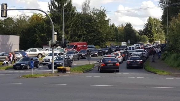 Lange Schlangen auf dem Weg nach Wilbasen: Dieses Bild könnte sich in diesem Jahr wiederholen, denn alle Pendelbusse aus den Dörfern gen Wilbasen sind gestrichen worden - weil es kein Personal gibt, sagt der Kreis. - © Silke Buhrmester