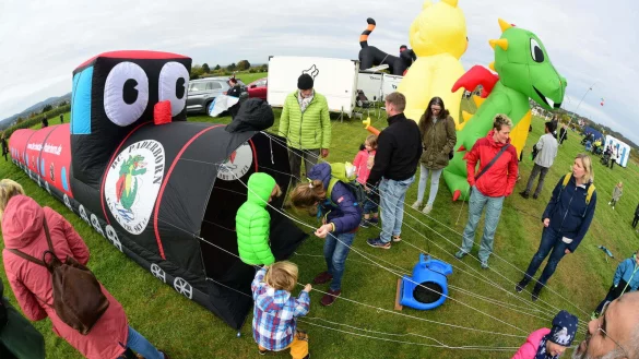 Die Stadt Detmold l&auml;dt wieder zum Drachenfest f&uuml;r Familien ein. Hier sind eine Eisenbahn zum Durchlaufen und Riesen-Tiere aus dem Vorjahr zu sehen. - &copy; Nicole Ellerbrake