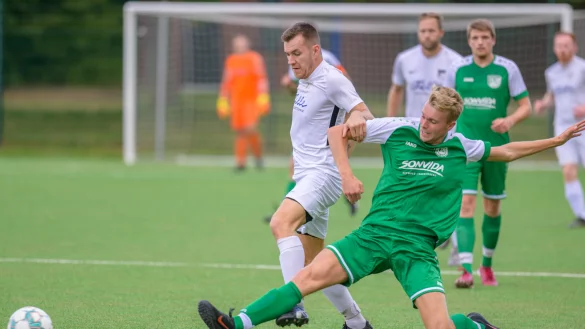 Fabian Raupach vom TuS Eichholz-Remmighausen gr&auml;tscht gegen den Hornschen Felix Tcheon in den Ball. - &copy; Egon Penner