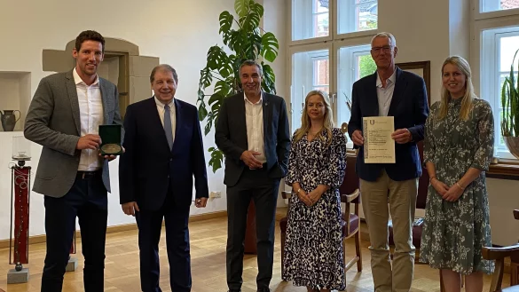 Constantin von Laer (von links), Dr. Stefan Wiesekopsieker, Bürgermeister Dirk Tolkemitt, Sonja Kuhlmann, Cornelius von Laer und Victoria von Laer. - © Heimat- und Verschönerungsverein