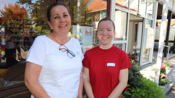 Vor 30 Jahren kam Em&ouml;ke Hackenberger (links) als Praktikantin zur Iberg-Apotheke. Jetzt sammelt hier die ungarische Studentin Krisztina Moln&aacute;r Erfahrungen. Foto: Knut Dinter - &copy; din