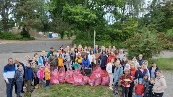 Ehrenamtliche und ukrainische Gefl&uuml;chtete haben gemeinsam M&uuml;ll gesammelt. - &copy; B&uuml;rgerstiftung Detmold