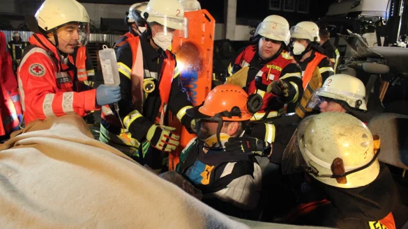 Die Feuerwehr bei der &Uuml;bung. - &copy; Daniel Hobein / Feuerwehr Bad Salzuflen