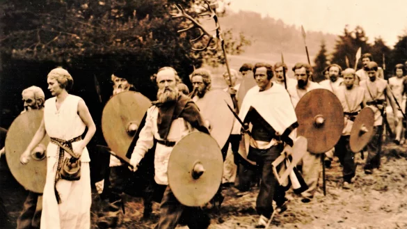 Einmarsch der &bdquo;germanischen&ldquo; Schauspieler bei der Er&ouml;ffnung des ersten Freilichtmuseums im Jahre 1936. Das Heldenepos &bdquo;Oerl-Bark&ldquo; wurde im neuen Museumsbauernhof aufgef&uuml;hrt. Repros: Horst Biere / Quelle: Archiv AFM - &copy; Repro: Horst Biere / Quelle: Archiv AFM