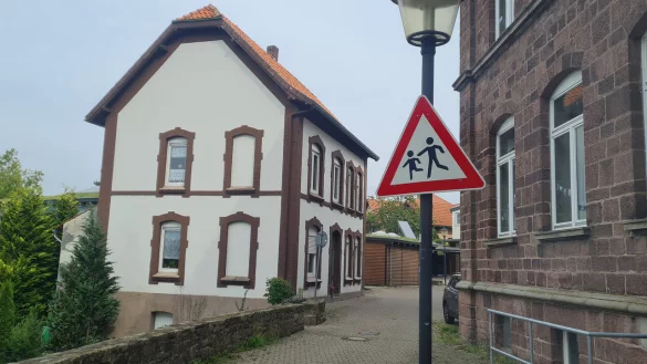 Die Stadt hat dieses Geb&auml;ude gekauft und wird es abrei&szlig;en, um einen Zusatzbau f&uuml;r die Grundschule am Weinberg zu errichten. - &copy; Marianne Schwarzer