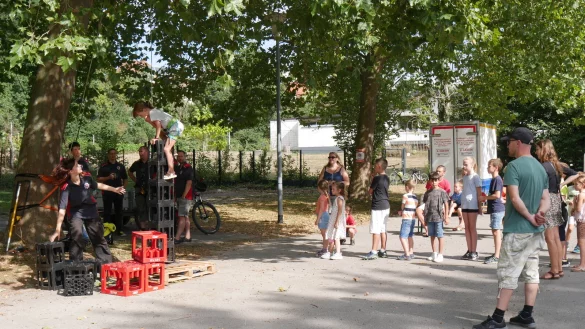 Mutprobe: Bierkästen hochstapeln, abgesichert durch die Jujutsu-Abteilung der TG Lage. - © Birgit Stoppok