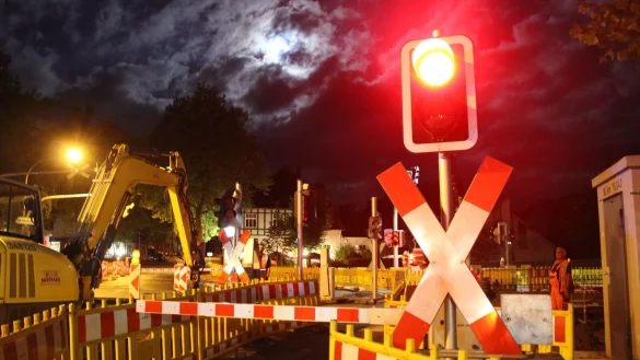 Trotz geschlossener Schranke und Rotlicht versuchte der Radfahrer die Gleise zu &uuml;berqueren. Derzeit befindet sich an dem Bahn&uuml;bergang eine Baustelle. Foto: Polizei Minden-L&uuml;bbecke - &copy; Polizei