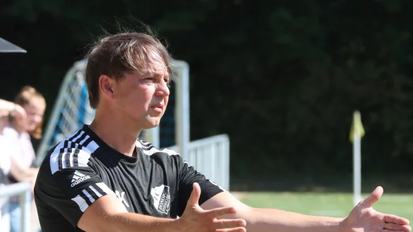 Jens Kaiser ist seit Saisonbeginn Trainer des FC Donop-Voßheide. - © Sebastian Lucas