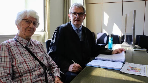 Margret Kreuder (96) atmet am Dienstag nach kurzer Verhandlung an der Seite ihres Anwalts im Sitzungssaal des Landgerichts kurz durch. Ihr Fall hatte großes Aufsehen erregt und für einen vollbesetzten Saal gesorgt. - © Janet König