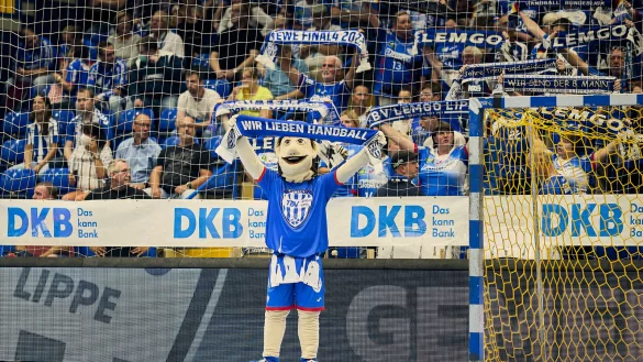Maskottchen Hermann h&auml;lt einen Schal in die Luft - ein solcher wird beim n&auml;chsten LZ-Familienblock am 30. Oktober verlost, wenn es gegen den HSV Hamburg geht. - &copy; matthias.wieking(at)t-online.de