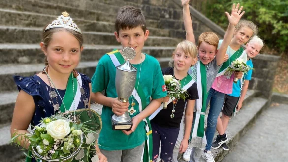 Die Majest&auml;ten strahlen: K&ouml;nigin Freda Franzke mit mit ihrem Prinzen Phil Begemann, dahinter die erste Throndame Greta B&ouml;ttcher mit Levi S&ouml;der als erstem Thronoffizier und Merle R&uuml;senberg, als zweite Throndame mit Mats M&uuml;hl, dem zweiten Thronoffizier. - &copy; Maren Brettmeier