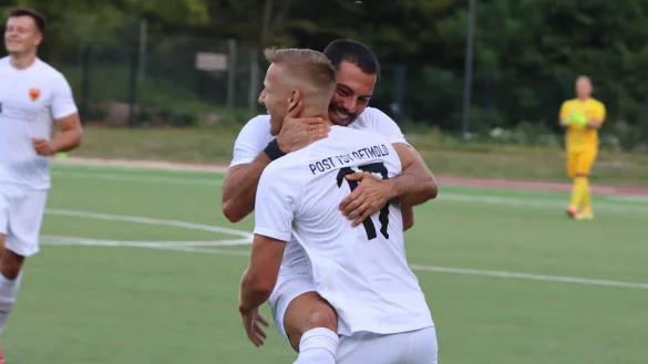 Kosta Triantafillidis (hinten) gratuliert Thomas Specht zu seinem Treffer zum 2:0. - &copy; Sebastian Lucas