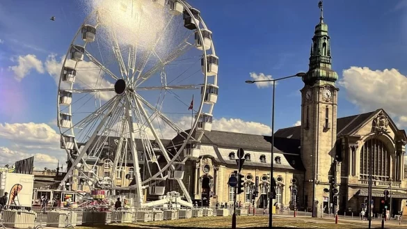 Das moderne Riesenrad dreht sich auf 36 Metern H&ouml;he mit geschlossenen Gondeln. - &copy; Sabine Steuer