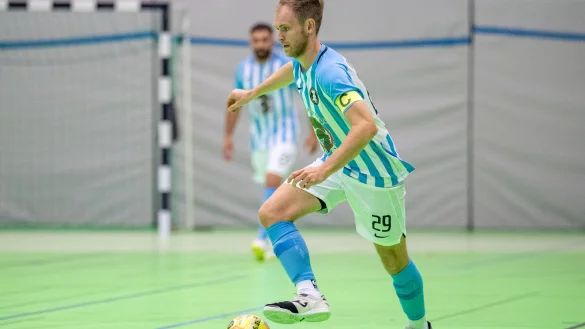 Alexander Felker auf dem Weg nach vorne, im Hintergrund sein Spielertrainer-Kollege Zalem &Ouml;zmen. - &copy; Egon Penner