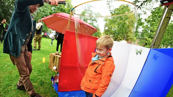 Julian l&auml;sst sich von Marco Frezzato im Schlosspark komplett in eine Seifenblase einh&uuml;llen Foto: Nicole Ellerbrake - &copy; Nicole Ellerbrake
