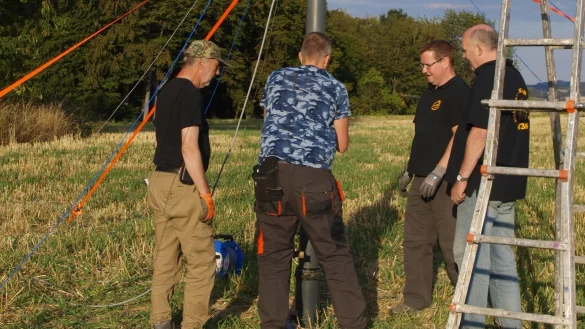 Richten die Funkantenne auf dem Windberg in W&uuml;sten aus: (von links) Matthias Seidel, Jan Bretthauer, Henrik Meierkord und J&ouml;rg Bierschenk - &copy; DARC