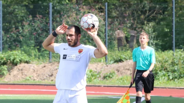 Posts Kosta Triantafyllidis beim Einwurf. - &copy; Sebastian Lucas